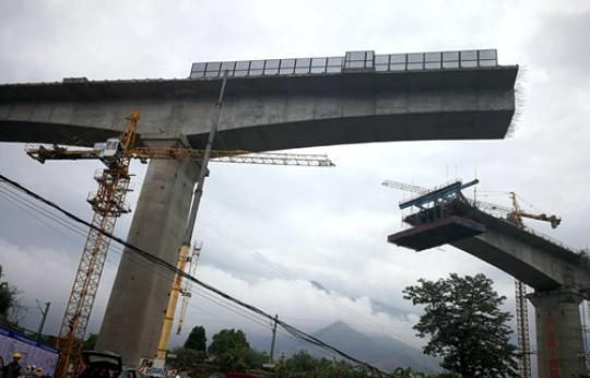 多個速度傳感器實時監(jiān)測轉(zhuǎn)體速度，兩條3000噸大橋?qū)崿F(xiàn)精準(zhǔn)對接